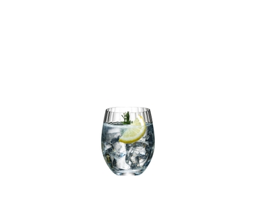 RIEDEL Tumbler Collection Optical O Longdrink gefüllt mit einem Getränk auf weißem Hintergrund