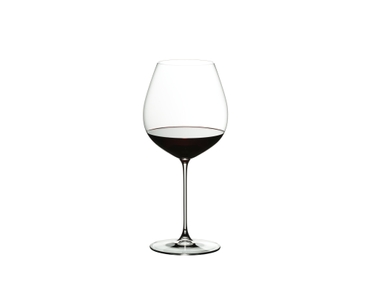 RIEDEL Veritas Old World Pinot Noir rempli avec une boisson sur fond blanc