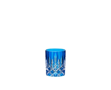 RIEDEL Laudon bleu foncé rempli avec une boisson sur fond blanc
