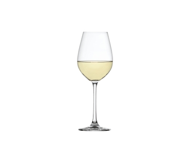 SPIEGELAU Salute Weißweinglas gefüllt mit einem Getränk auf weißem Hintergrund