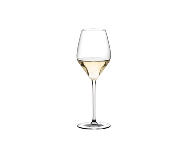 RIEDEL Champagner Dom Pérignon Glas gefüllt mit einem Getränk auf weißem Hintergrund
