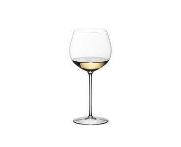 Two RIEDEL Superleggero Oaked Chardonnay glasses side ba side on white background. The wine glass on the left side is filled with white wine, the other one is empty.
