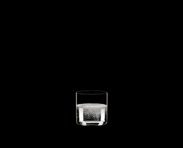 RIEDEL O Wine Tumbler Wasser gefüllt mit einem Getränk auf schwarzem Hintergrund