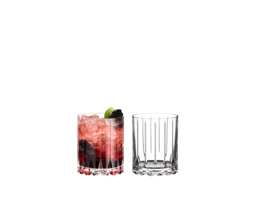 RIEDEL Drink Specific Glassware Bicchiere Double Rocks riempito con una bevanda su sfondo bianco