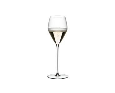 RIEDEL Veloce Bicchiere da Champagne riempito con una bevanda su sfondo bianco