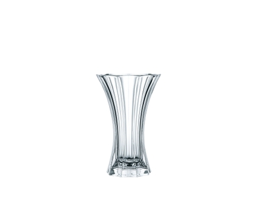 NACHTMANN Saphir Vase - 18cm | 7in gefüllt mit einem Getränk auf weißem Hintergrund