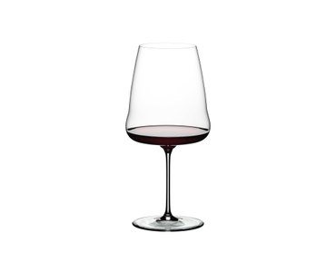 RIEDEL Winewings Cabernet/Merlot rempli avec une boisson sur fond blanc