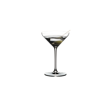 RIEDEL Extreme Restaurant Cocktail gefüllt mit einem Getränk auf weißem Hintergrund
