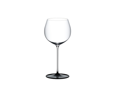 RIEDEL Fatto A Mano Black Tie Chardonnay riempito con una bevanda su sfondo bianco