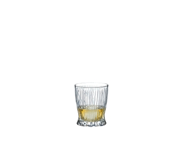 RIEDEL Tumbler Collection Fire Whisky Set - 2 Whisky Becher + Dekanter gefüllt mit einem Getränk auf weißem Hintergrund