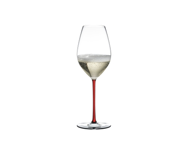 RIEDEL Fatto A Mano bicchiere da vino Champagne - rosso riempito con una bevanda su sfondo bianco