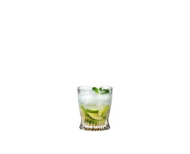 Sonderangebot - RIEDEL Veritas Cabernet + Tumbler Collection Fire Whisky gefüllt mit einem Getränk auf weißem Hintergrund
