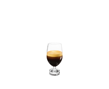 NESPRESSO Reveal Lungo gefüllt mit einem Getränk auf weißem Hintergrund