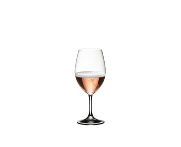 RIEDEL Drink Specific Glassware All Purpose Glass rempli avec une boisson sur fond blanc