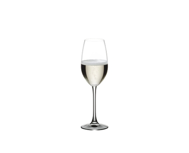 RIEDEL Restaurant Champagnerglas gefüllt mit einem Getränk auf weißem Hintergrund