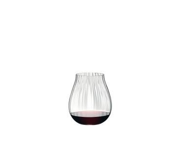 RIEDEL Tumbler Collection Mehrzweckglas gefüllt mit einem Getränk auf weißem Hintergrund