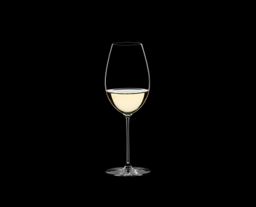 RIEDEL Veritas Restaurant Sauvignon Blanc gefüllt mit einem Getränk auf schwarzem Hintergrund