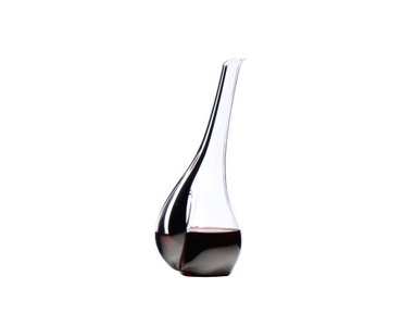 RIEDEL Black Tie Touch Decanter riempito con una bevanda su sfondo bianco