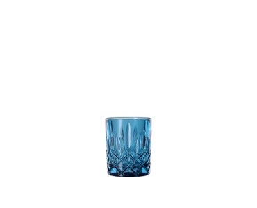 NACHTMANN Noblesse Whisky Tumbler - Vintage Blue gefüllt mit einem Getränk auf weißem Hintergrund