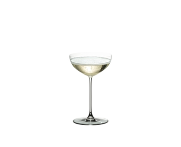 RIEDEL Veritas Coupe/Cocktail riempito con una bevanda su sfondo bianco