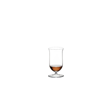 RIEDEL Sommeliers verre à whisky single malt rempli avec une boisson sur fond blanc
