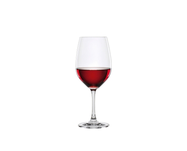 SPIEGELAU Winelovers Bordeauxglas gefüllt mit einem Getränk auf weißem Hintergrund