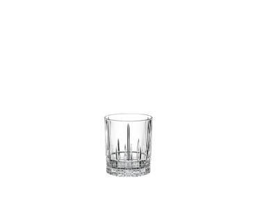 SPIEGELAU Perfect Serve Collection D.O.F. Glass riempito con una bevanda su sfondo bianco