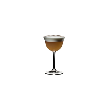 RIEDEL Drink Specific Glassware Sour gefüllt mit einem Getränk auf weißem Hintergrund