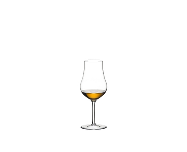 RIEDEL Sommeliers verre à Cognac XO rempli avec une boisson sur fond blanc