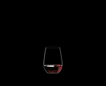 RIEDEL Restaurant O Riesling/Sauvignon Blanc gefüllt mit einem Getränk auf schwarzem Hintergrund