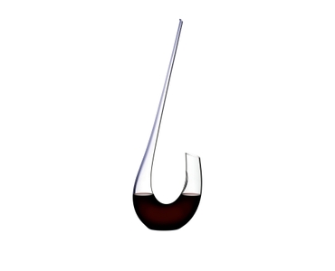 RIEDEL Decanter Winewings riempito con una bevanda su sfondo bianco