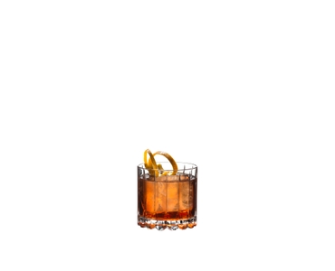RIEDEL Bar Drink Specific Glassware Rocks Glas gefüllt mit einem Getränk auf weißem Hintergrund