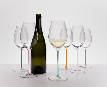 RIEDEL Fatto A Mano Gift Set Champagne Wine Glass in use