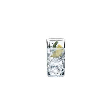 RIEDEL Tumbler Collection RIEDEL Spey Longdrink gefüllt mit einem Getränk auf weißem Hintergrund