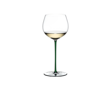 RIEDEL Fatto A Mano Oaked Chardonnay - green rempli avec une boisson sur fond blanc