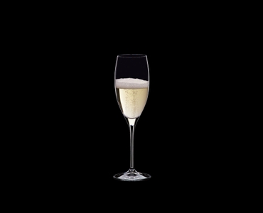 RIEDEL Vinum Restaurant Cuvée Prestige gefüllt mit einem Getränk auf schwarzem Hintergrund