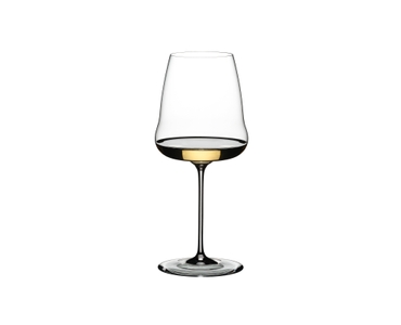 RIEDEL Winewings Chardonnay riempito con una bevanda su sfondo bianco
