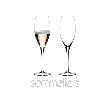 Two RIEDEL Sommeliers Vintage Champagne Glasses standing side by side. The glass on the left side is filled with Champagne, the other one is empty. 