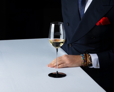 RIEDEL Fatto A Mano Black Tie Riesling in use