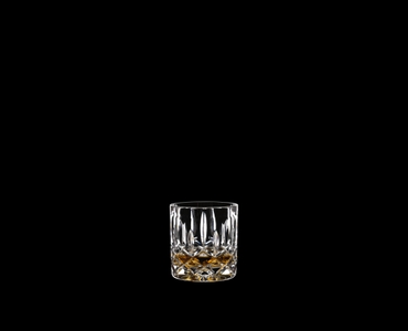 NACHTMANN Noblesse Single Old Fashioned Glass con bebida en un fondo negro