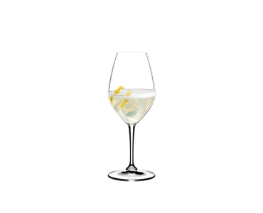 RIEDEL Mixing Champagner Set gefüllt mit einem Getränk auf weißem Hintergrund