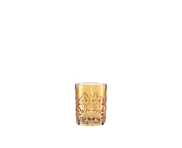 NACHTMANN Highland Tumbler - amber riempito con una bevanda su sfondo bianco