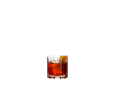 RIEDEL Drink Specific Glassware Rocks gefüllt mit einem Getränk auf weißem Hintergrund