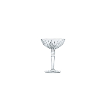 NACHTMANN Noblesse Cocktail riempito con una bevanda su sfondo bianco