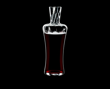 RIEDEL Dekanter Medoc gefüllt mit einem Getränk auf schwarzem Hintergrund