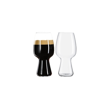 SPIEGELAU Craft Beer Glasses Stout 2er-Set gefüllt mit einem Getränk auf weißem Hintergrund
