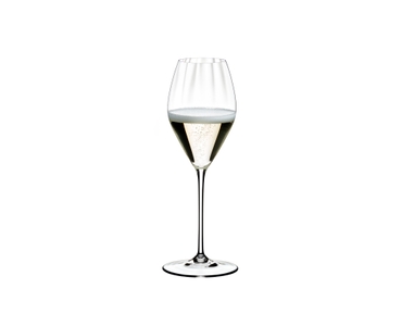 RIEDEL Performance Restaurant Champagner gefüllt mit einem Getränk auf weißem Hintergrund