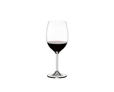 RIEDEL Wine Cabernet/Merlot gefüllt mit einem Getränk auf weißem Hintergrund