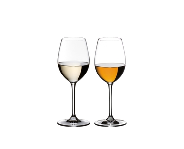 2 RIEDEL Vinum Sauvignon Blanc/Dessertwine glasses standing side by side. The glass on the left is filled with a Sauvignon Blanc, the other one is filled with a dessertwine.