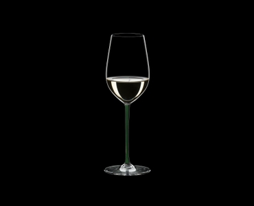 RIEDEL Fatto A Mano Riesling/Zinfandel Green filled with a drink on a black background